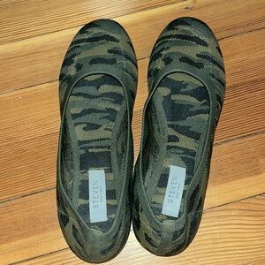 STEVEN New York camouflaged flats